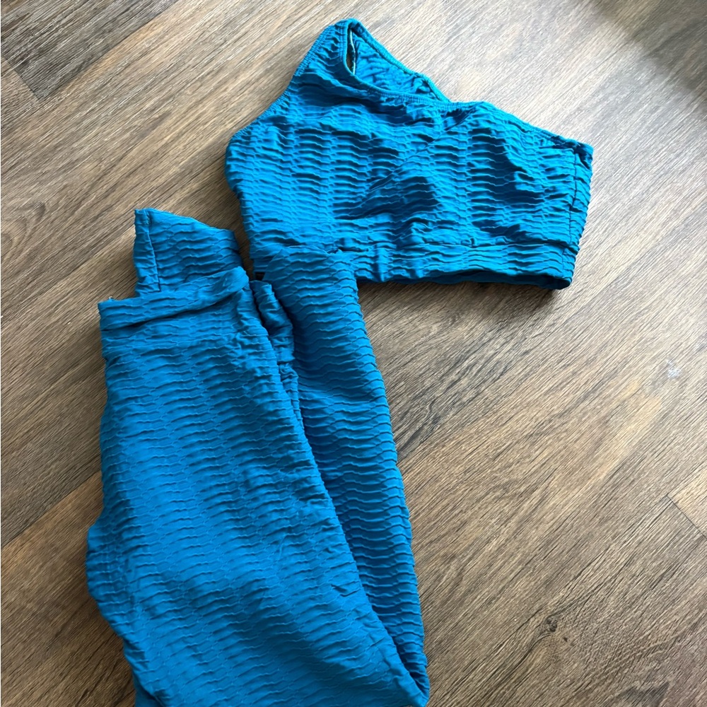 Blue workout leggings